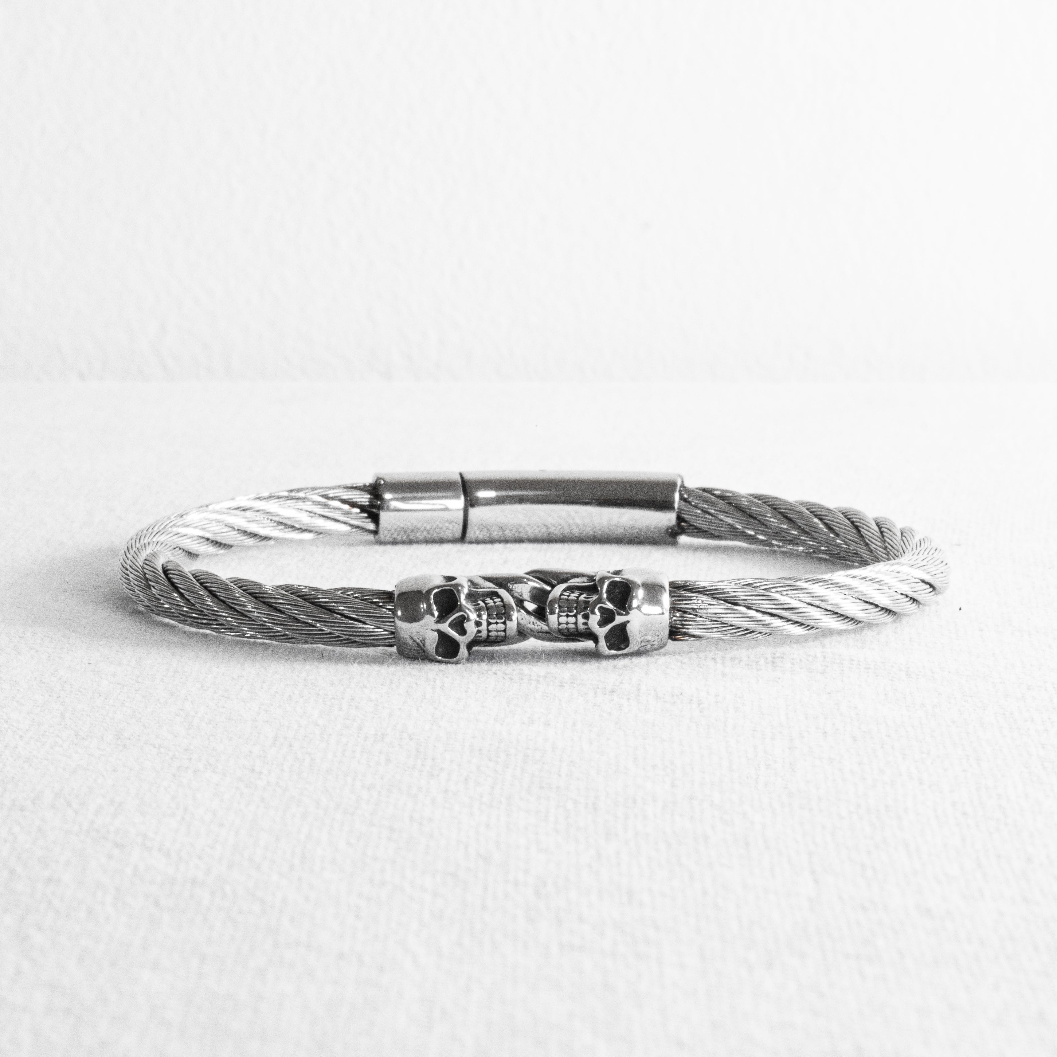 Bracelete Masculino Duas Caveiras Cabo de Aço Aço Inoxidável - Monterrier