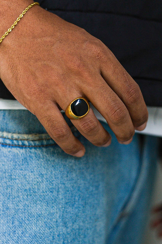 Anel Masculino Prata com Pedra Ônix Dourado