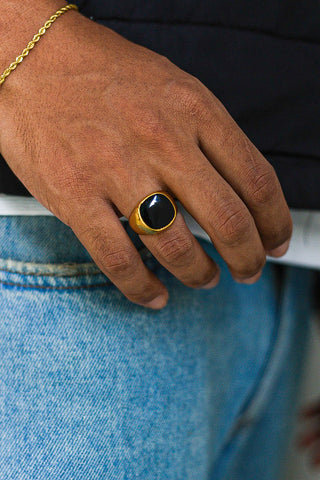 Anel Masculino Prata com Pedra Ônix Dourado