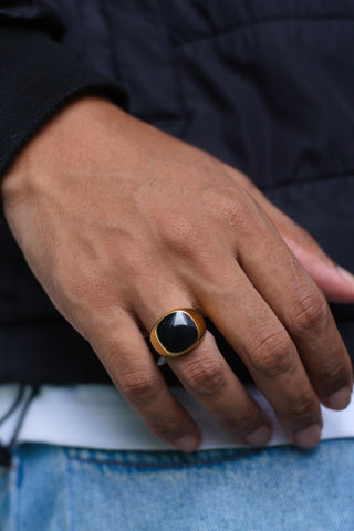 Anel Masculino Prata com Pedra Ônix Dourado