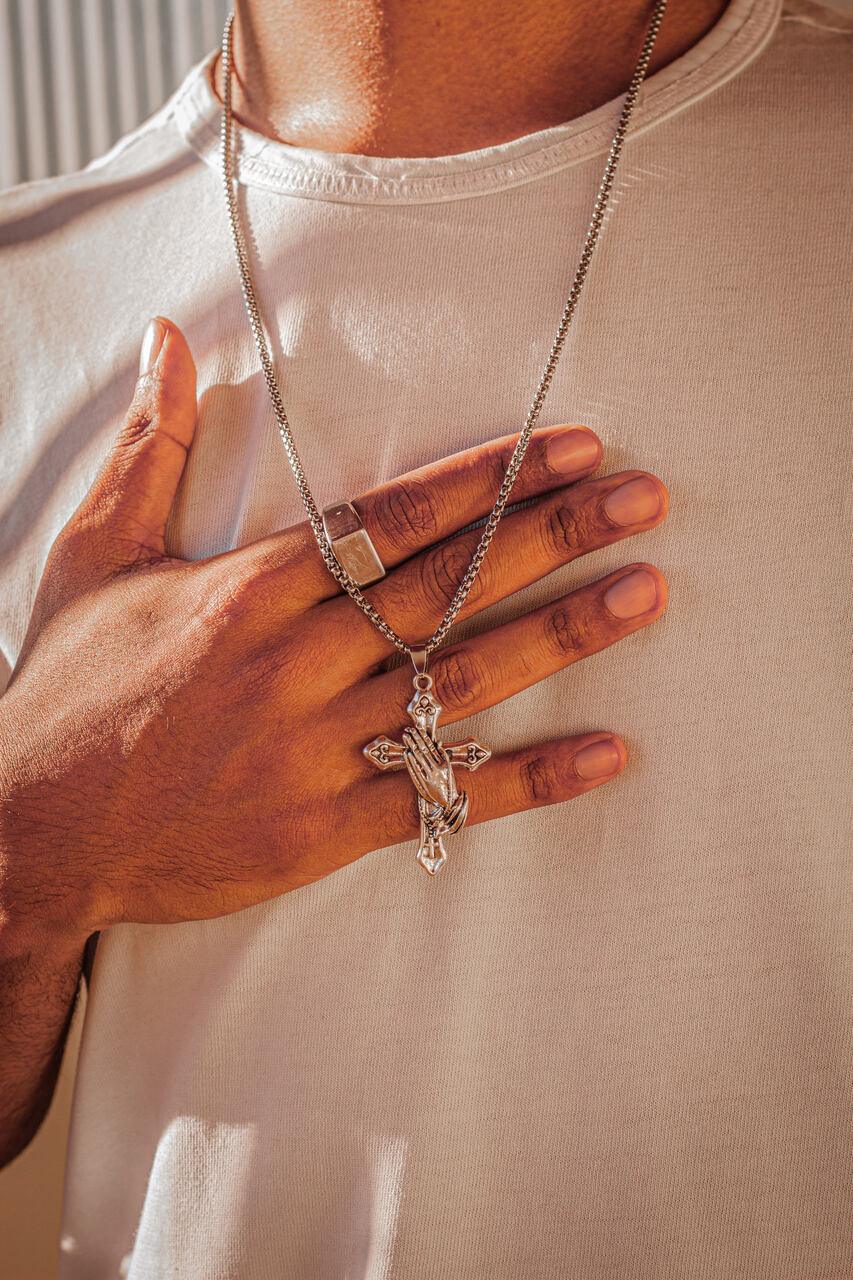 Colar Masculino com Pingente De Mãos Em Oração Com Cruz Aço Inoxidável 70cm - Monterrier