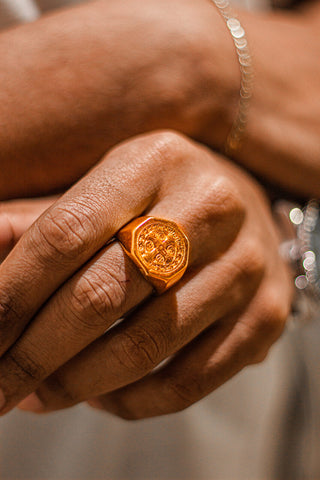 Anel Masculino Cruz Sagrada de São Bento Dourado Aço Inoxidável - Monterrier